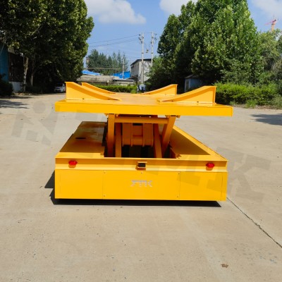 Kereta transportasi beban berat dengan lift